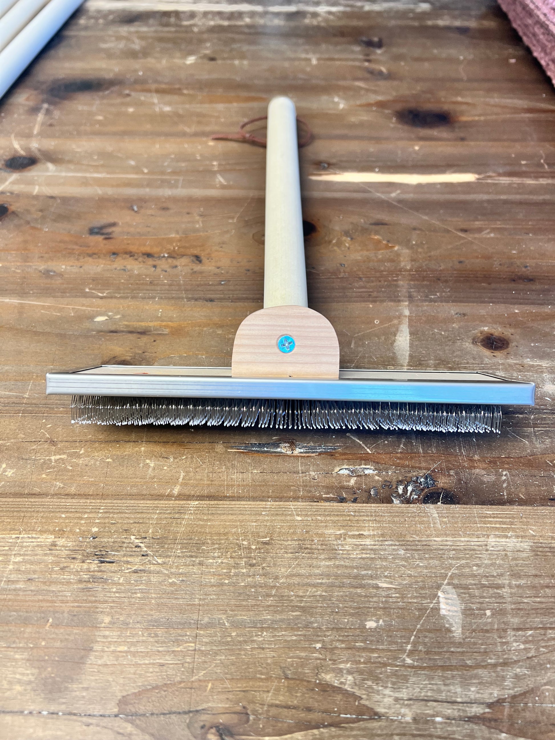 Lyhyen varren ansiosta, voit puhdistaa myös auton takakontin ja penkit.