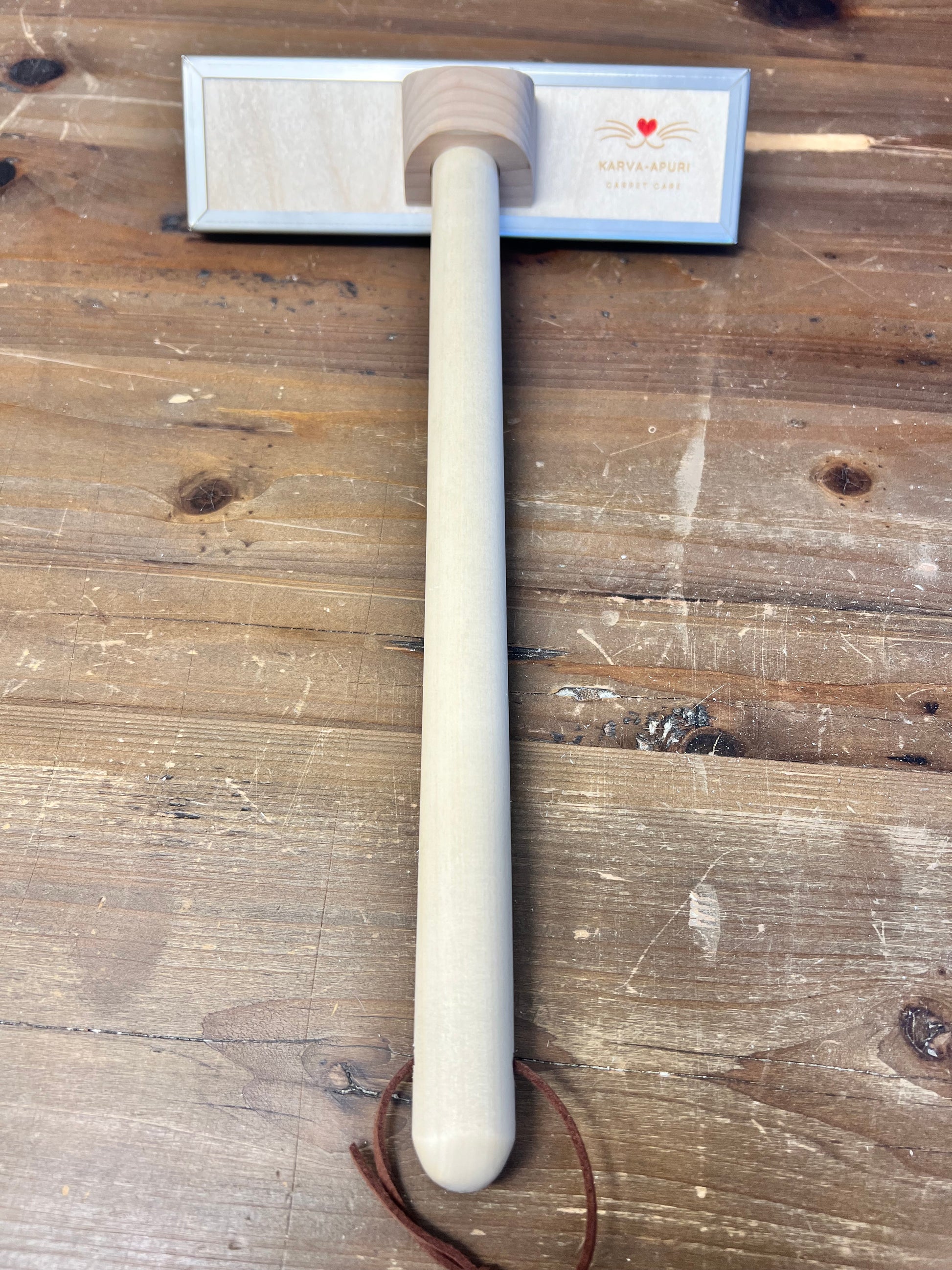 Lyhytvartinen Karva-apuri. Valmistetaan käsityönä Suomessa – jokainen tilaus tehdään yksilöllisesti