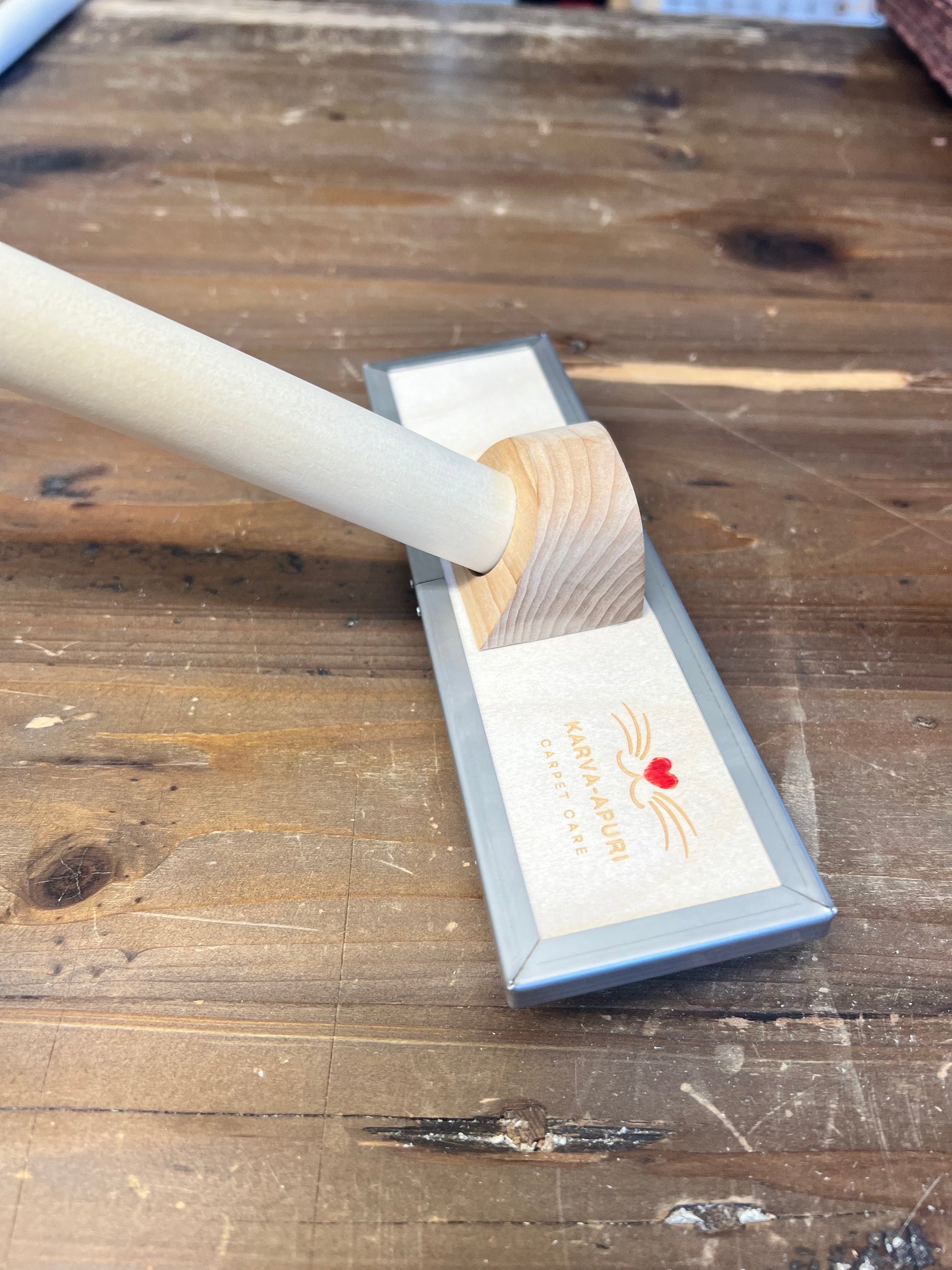 Lyhytvartinen Karva-apuri. Erinomainen vaihtoehto, kun haluat harjata matot ulkona tamppaustelineellä tai pöydällä