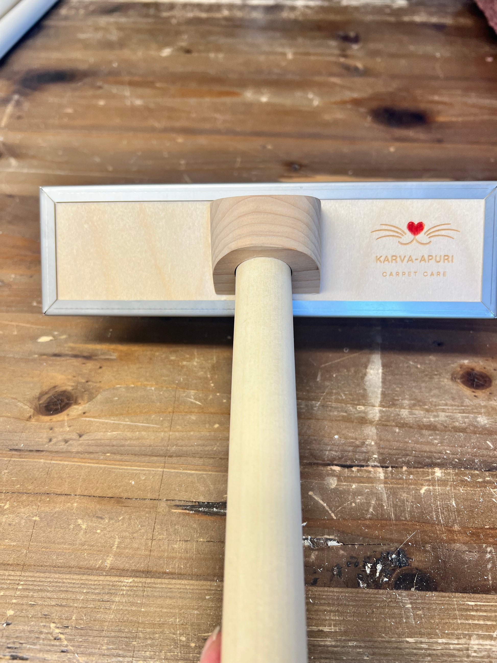 Lyhytvartinen Karva-apuri. Varren kulma helpottaa vaakatasossa ja pystysuunnassa työskentelyä.