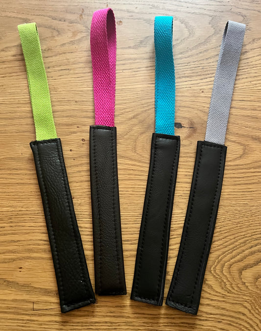 Karuselli-motivointipatukka, Yrjö Kukkapuron karusellituolin hyötypaloista valmistettu nahkainen lelu.