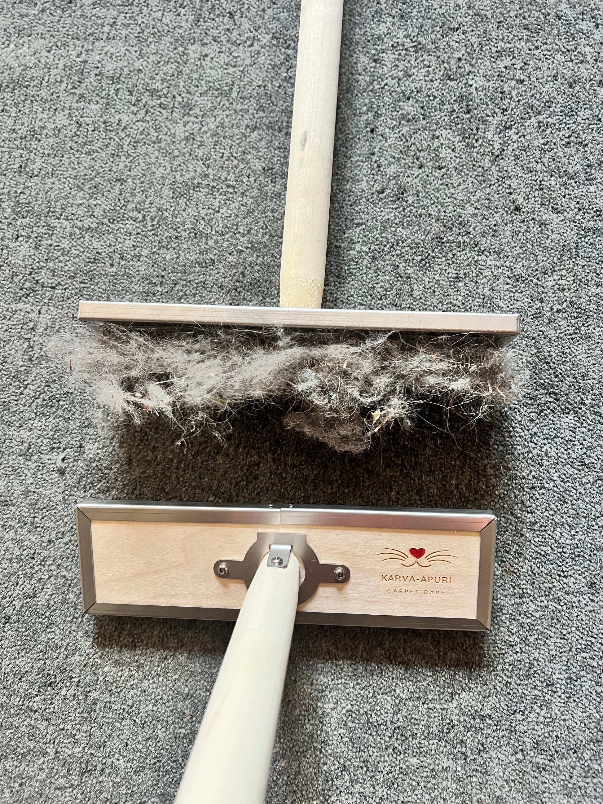 Karva-apuri – kotimainen karvojenpoistaja matolle, sohville ja auton istuimiin