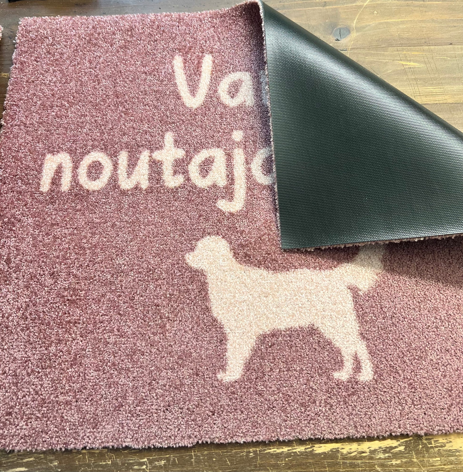 Karva-apuri puhdistaa maton nopeasti