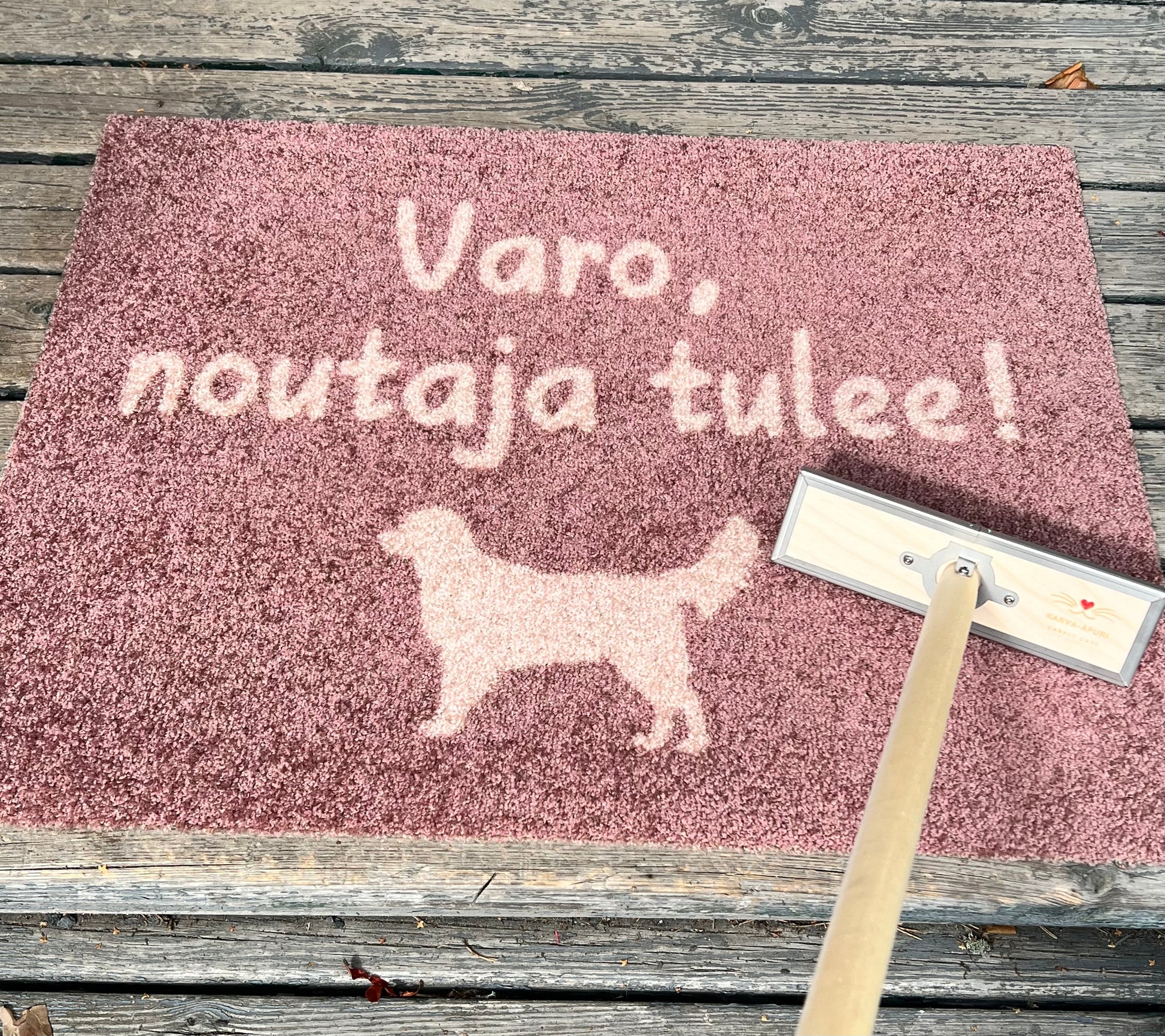 Karva-apuri, puhdistat havunneulaset ja karvat tehokkaasti pois eteisen matoilta.